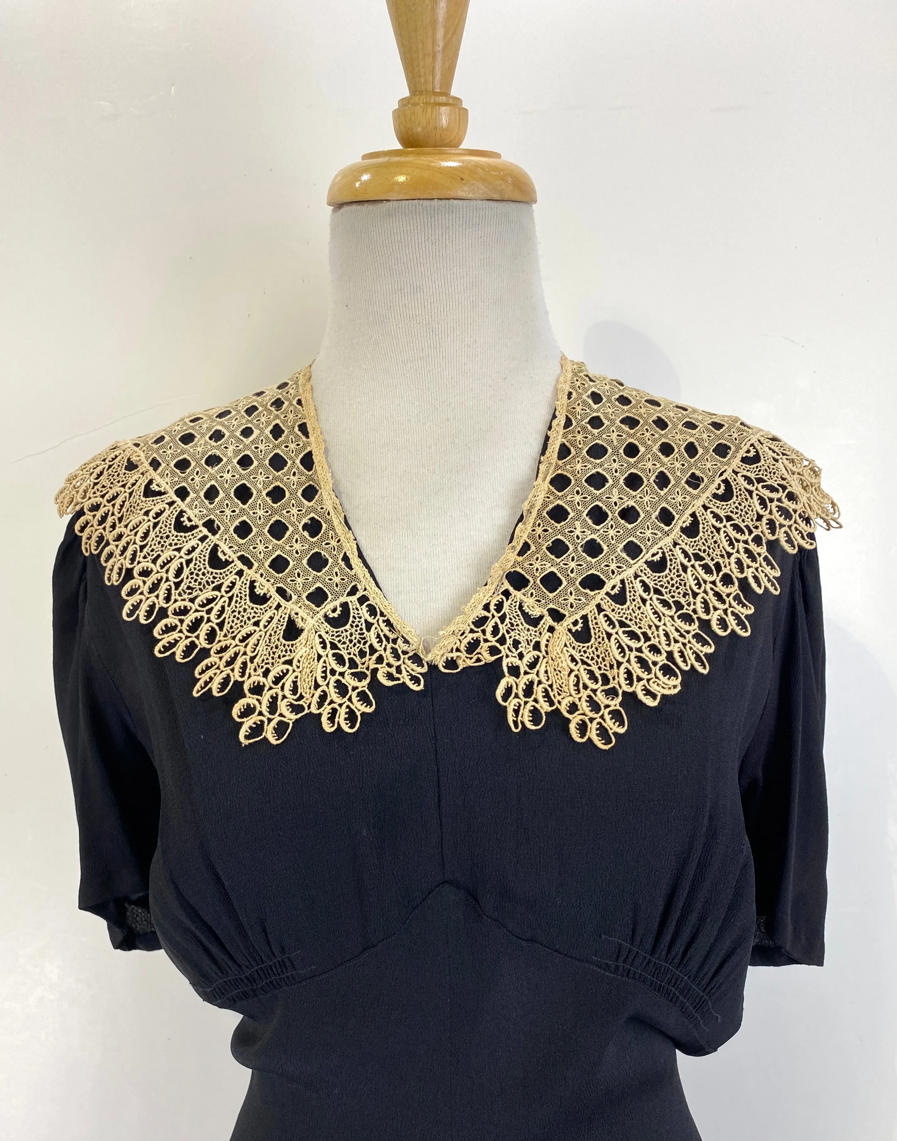 Antique Edwardian Beige Crochet Lace Collar