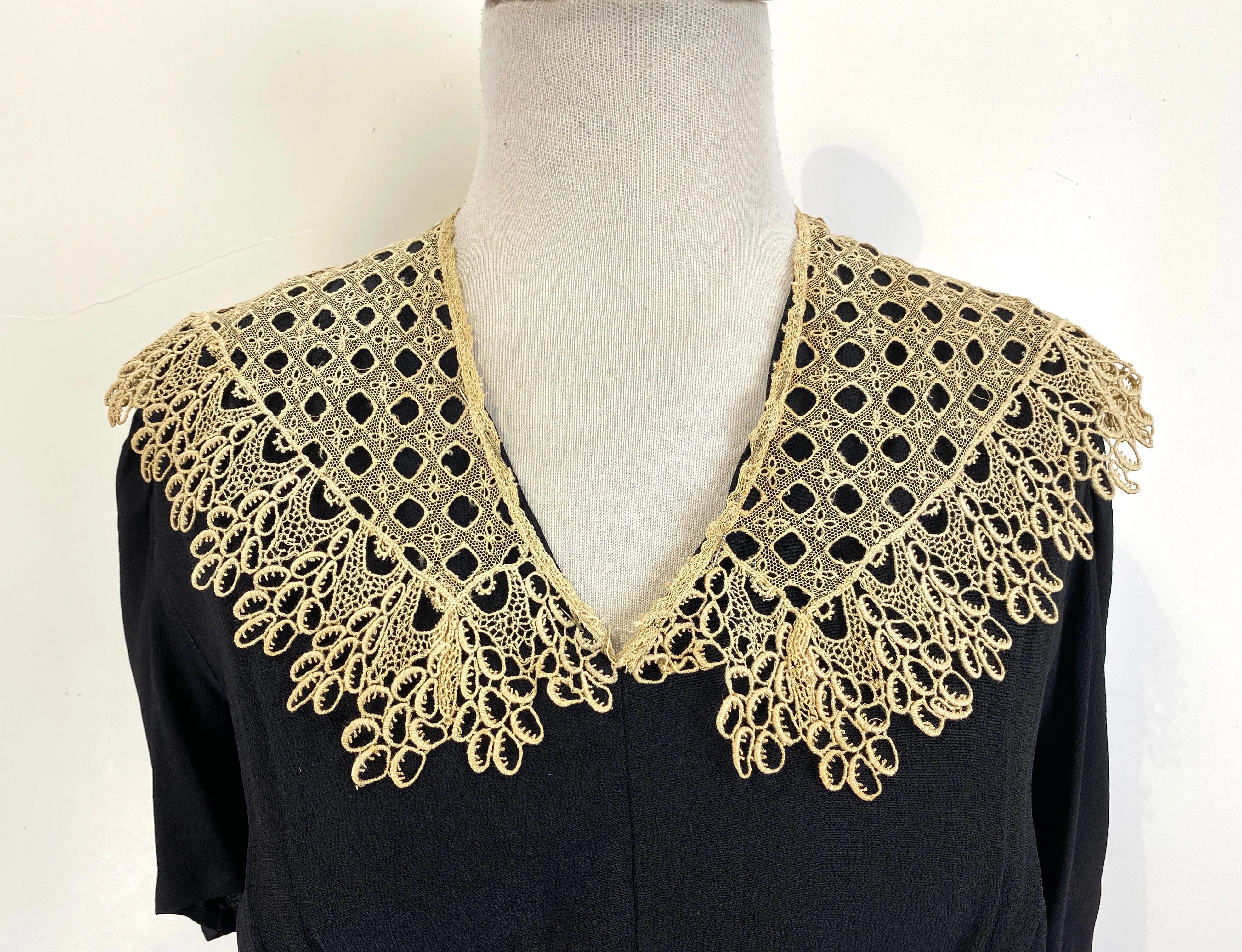 Antique Edwardian Beige Crochet Lace Collar