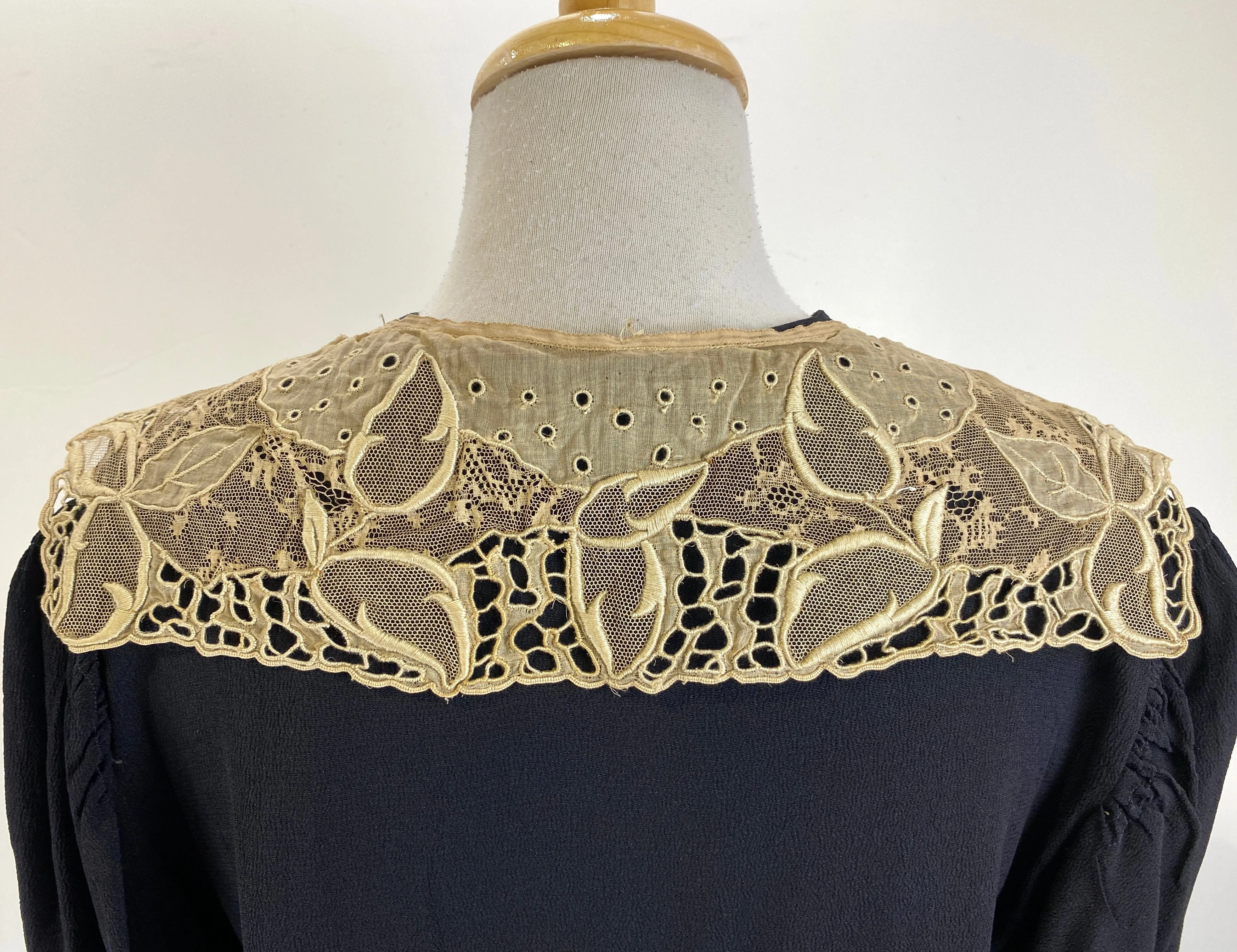 Antique Edwardian Beige Embroidered Tulle Lace Collar