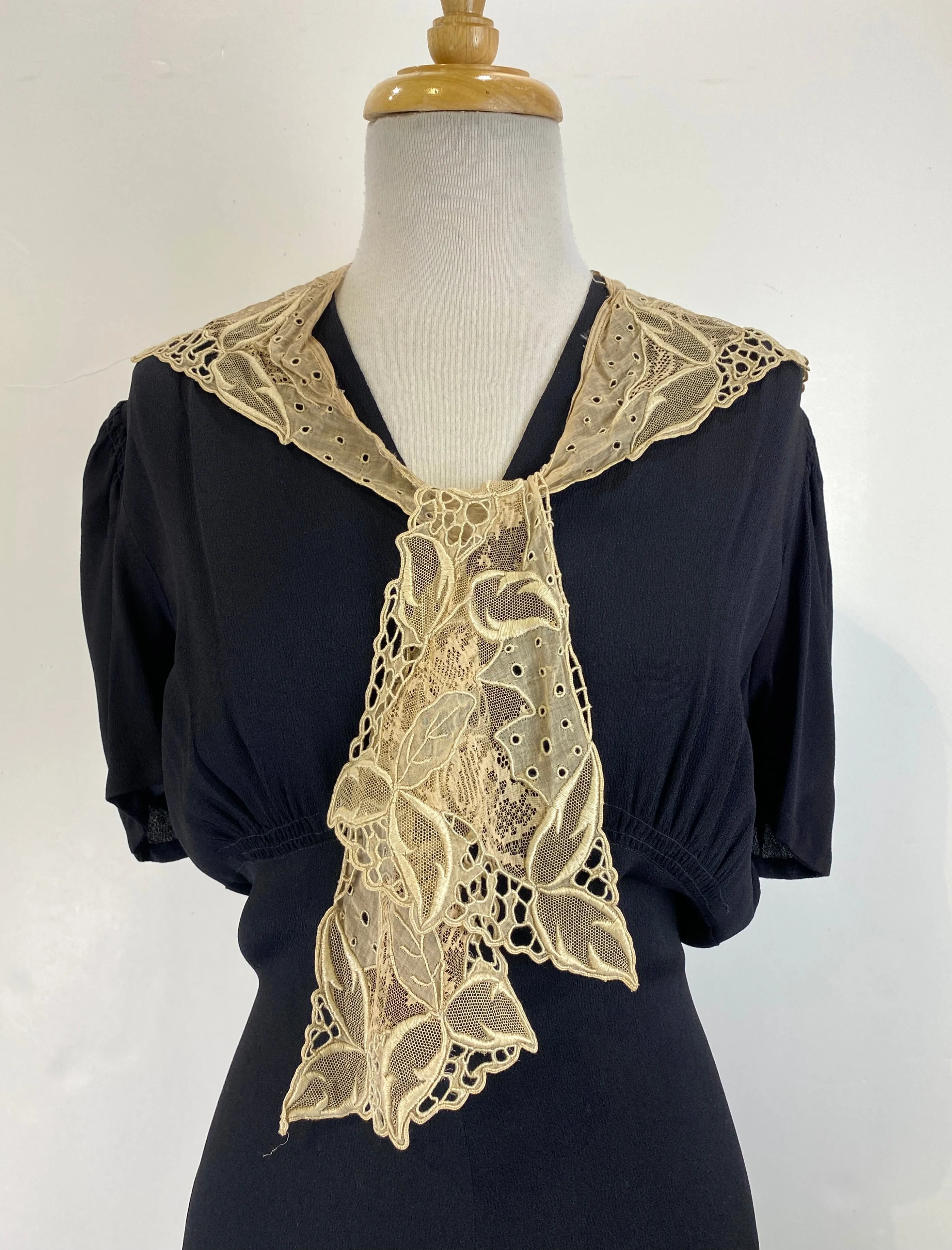 Antique Edwardian Beige Embroidered Tulle Lace Collar