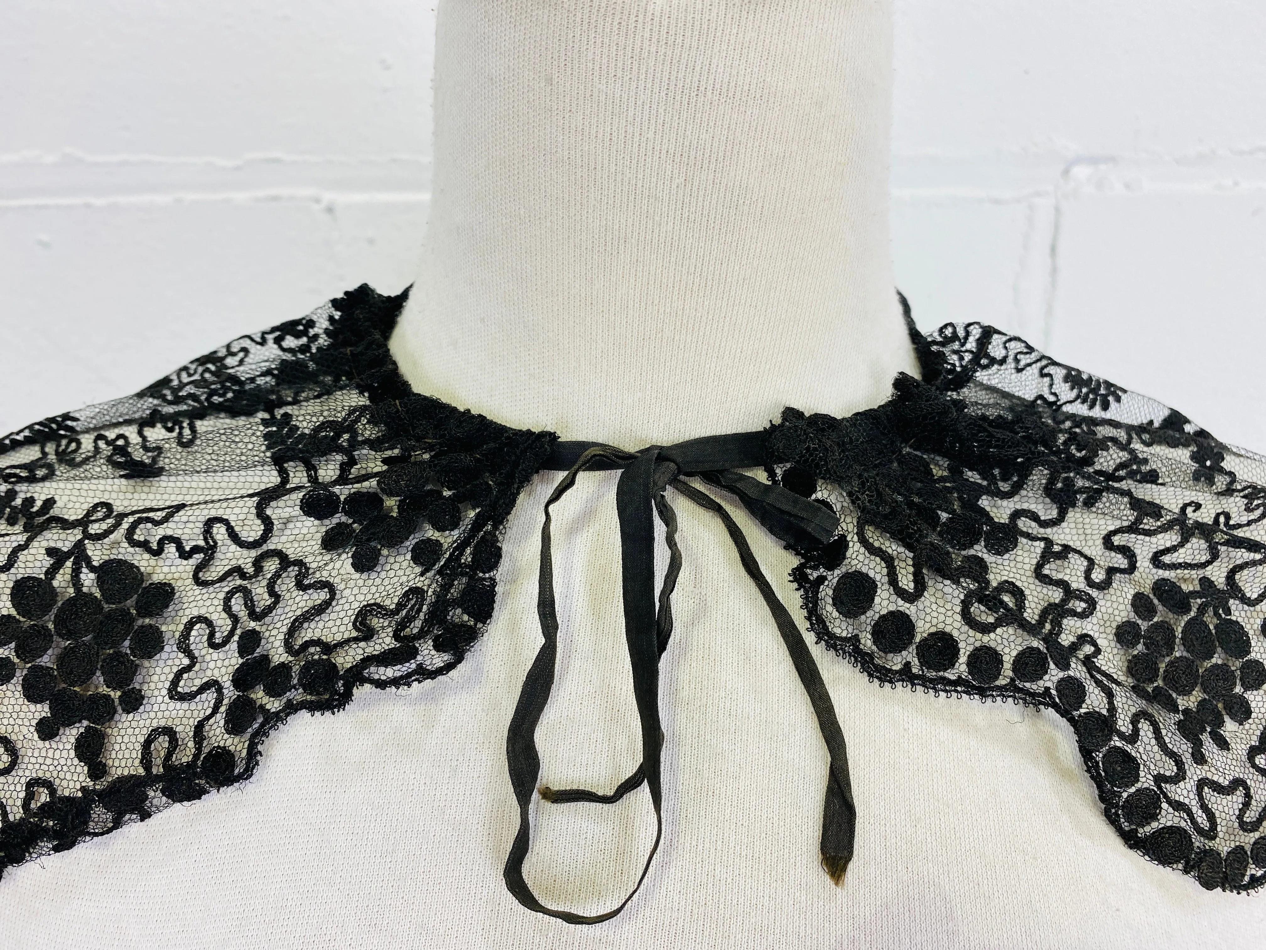 Antique Victorian Black Embroidered Silk Tulle Lace Collar